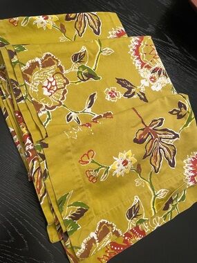 Crate & Barrel Irene tablecloth 60 x 108” cotton